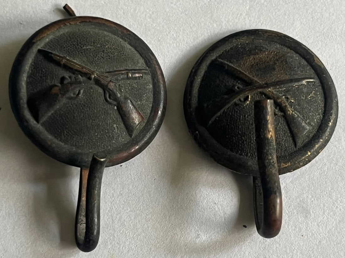 LOT OF 2 INDIAN WARS U.S. CAP PINS: LOT OF 2 INDIAN WARS U.S. CAP PINS WITH CROSSED RIFLES