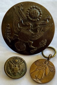 LOT OF 3 WWI ERA MILITARY ITEMS - VICTORY MEDAL, BUTTONS