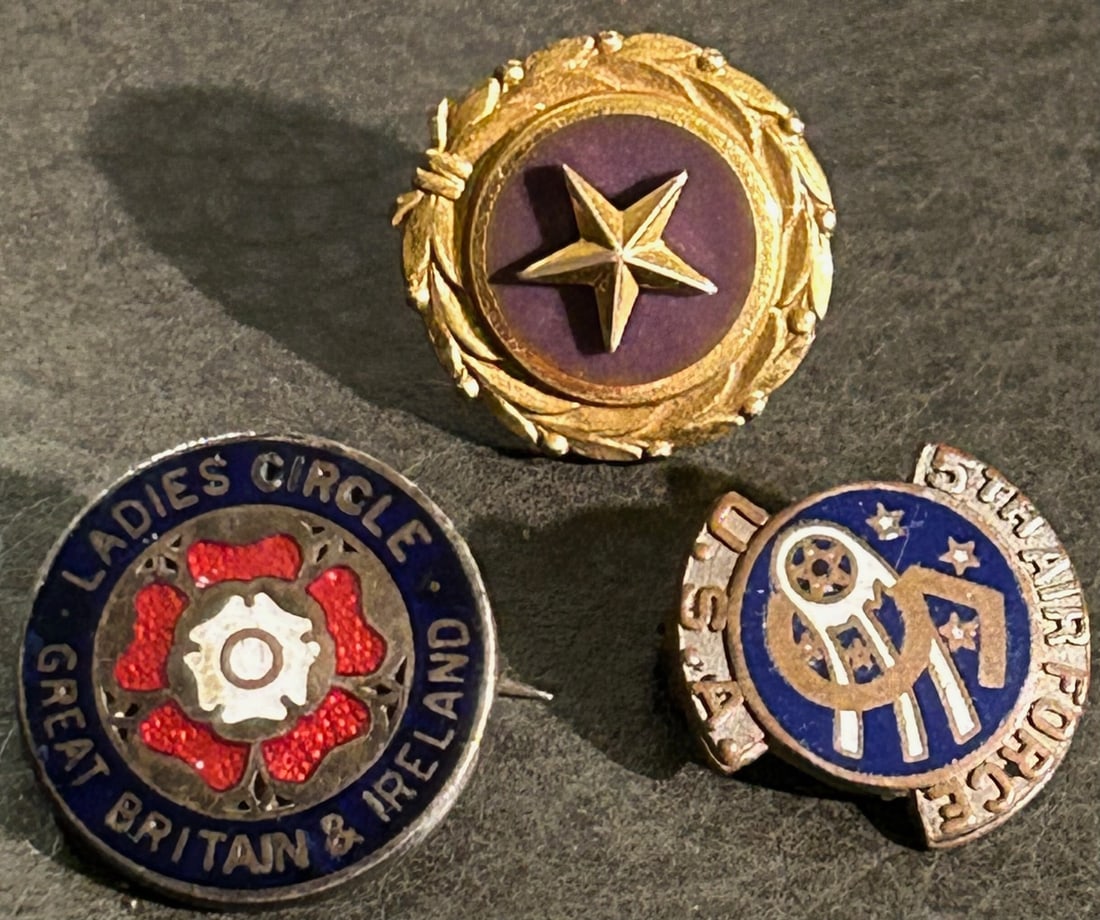 LOT OF 3 U.S. ENAMELED MILITARY RELATED ITEMS - PINS: LOT OF 3 U.S. ENAMELED MILITARY RELATED ITEMS - PINS - U.S. AIR FORCE 5TH DIVISION INSIGNIA PIN, ANTIQUE 1950'S ENAMELED GREAT BRITAIN & IRELAND LADIES CIRCLE PIN, 1947 GOLD STAR ON PURPLE FIELD "ACT 