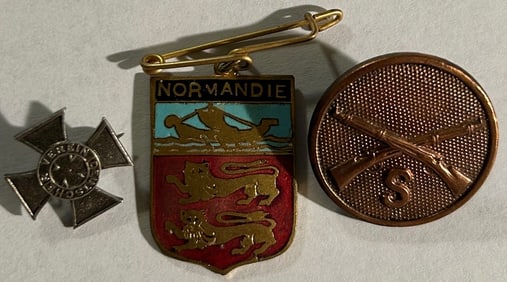 LOT OF 3 U.S. WWI / WWII MILITARY ITEMS - PINS COLLAR DISC