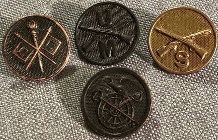 LOT OF 4 U.S. WWI MILITARY COLLAR DISCS