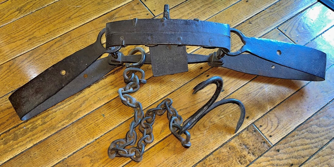 EARLY WROUGHT IRON BEAR TRAP WITH ORIGINAL CHAIN AND GRAPPLE HOOK (1 of 18)