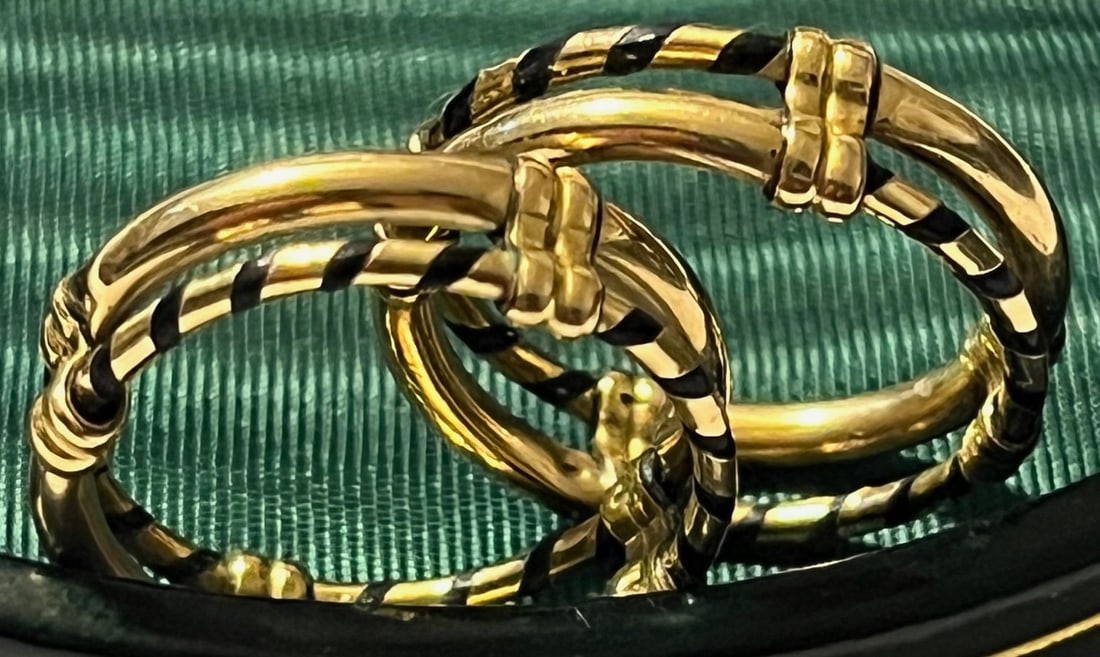 VINTAGE LOT OF TWO 14K YELLOW GOLD RINGS WITH BLACK BANDING - TOTAL WEIGHT 2.86 GRAMS (1 of 5)