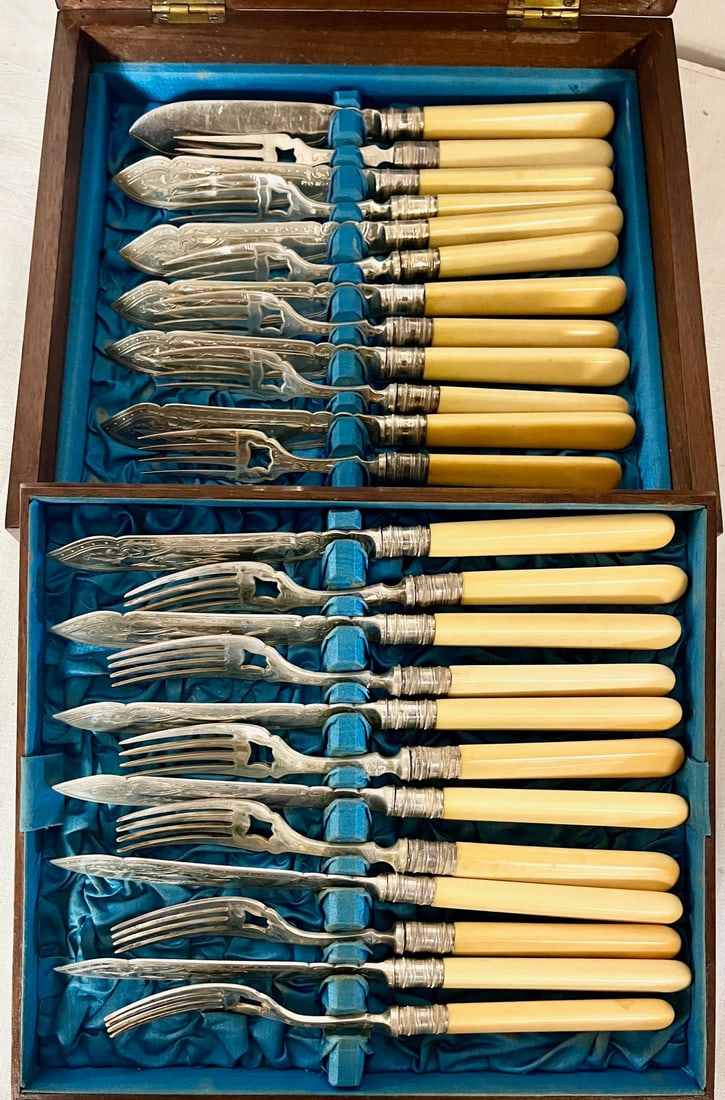 VICTORIAN SERVICE FOR 12 FLATWARE FISH SET IN ORIGINAL BOX (1 of 15)