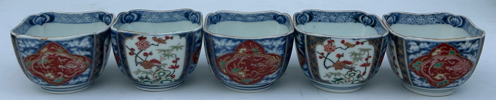LOT OF FIVE 19TH C. JAPANESE IMARI PORCELAIN TEA BOWLS / CUPS (1 of 3)