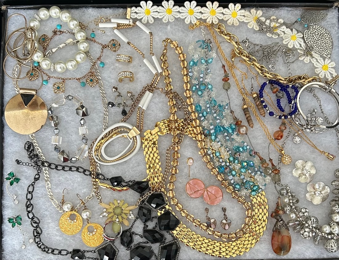 Lot of Vintage Costume Jewelry - necklaces, bracelets, rings and more: Lot of Vintage Costume Jewelry, necklaces, bracelets, rings and more - You will receive all items pictured in the photos - Condition as pictured, unless otherwise noted. If you have any question pleas