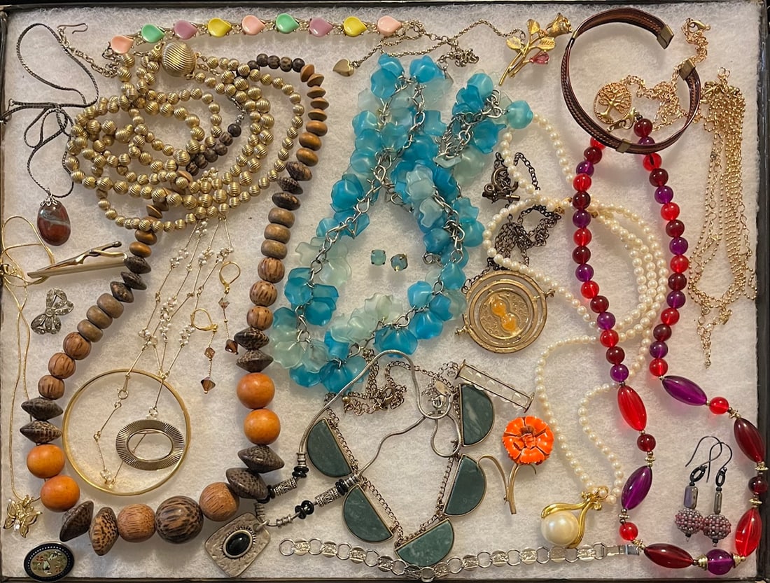 Lot of Vintage Costume Jewelry - necklaces, bracelets, rings and more: Lot of Vintage Costume Jewelry, necklaces, bracelets, rings and more - rhinestones, glass, wood, natural elements, etc. - You will receive all items pictured in the photos - Condition as pictured, unl