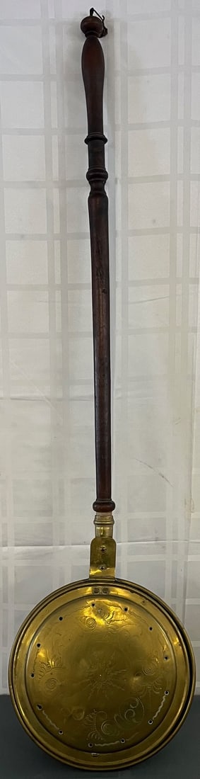 19TH C. ANTIQUE WOOD HANDLED BRASS BED WARMER (1 of 8)