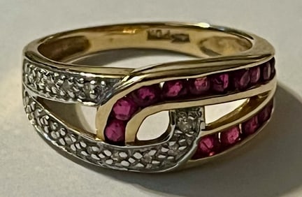 10K SOLID YELLOW GOLD RING WITH RUBIES AND DIAMONDS 3 GRAMS