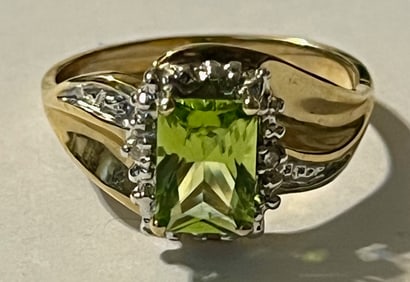 10K SOLID YELLOW GOLD RING WITH EMERALD CUT PERIDOT 3 GRAMS