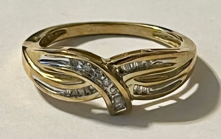 10K SOLID YELLOW GOLD RING WITH DIAMONDS 2 GRAMS