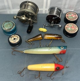 GROUP OF 10 VINTAGE FISHING ITEMS  REELS, LURES, WOODEN SPOOLS