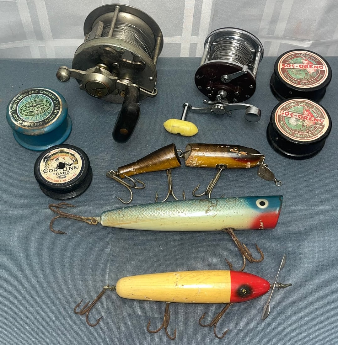 GROUP OF 10 VINTAGE FISHING ITEMS  REELS, LURES, WOODEN SPOOLS (1 of 20)