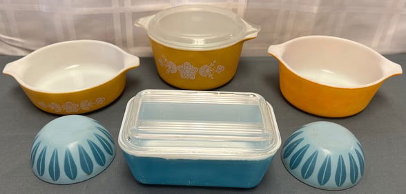 GROUP OF 6 VINTAGE KITCHEN ITEMS PYREX AND CATHRINEHOLM ENAMEL