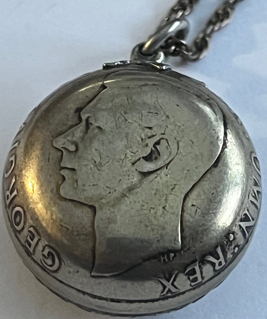 1946 SILVER KING GEORGE VI 2 SHILLINGS COIN PENDANT ON STERLING CHAIN, 27G: 1946 SILVER KING GEORGE VI 2 SHILLINGS COIN PENDANT ON 25? STERLING CHAIN ? WEIGHT 27 GRAMS - CONDITION AS SEEN IN PHOTOS PROVIDED