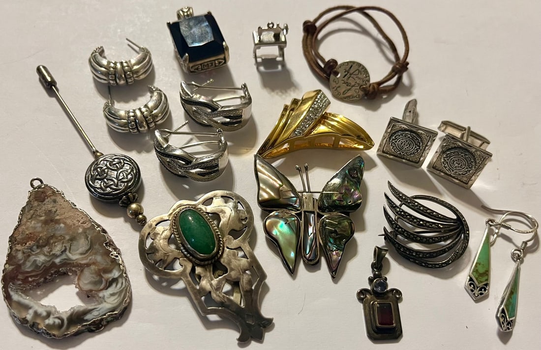 GROUP OF VINTAGE STERLING SILVER JEWELRY: GROUP OF VINTAGE STERLING SILVER JEWELRY INCLUDING BROACHES, EARRINGS, PENDANTS, SHOE CLIP, BRACELET, CHARM, ETC. - WEIGHT - CONDITION AS SEEN IN PHOTOS PROVIDED