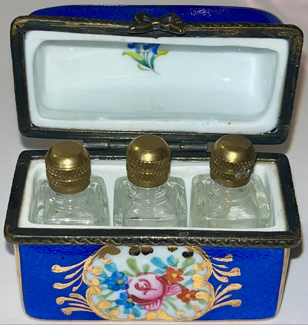VINTAGE HAND PAINTED PORCELAIN PERFUME CASKET WITH 3 TINY PERFUME BOTTLES (1 of 11)