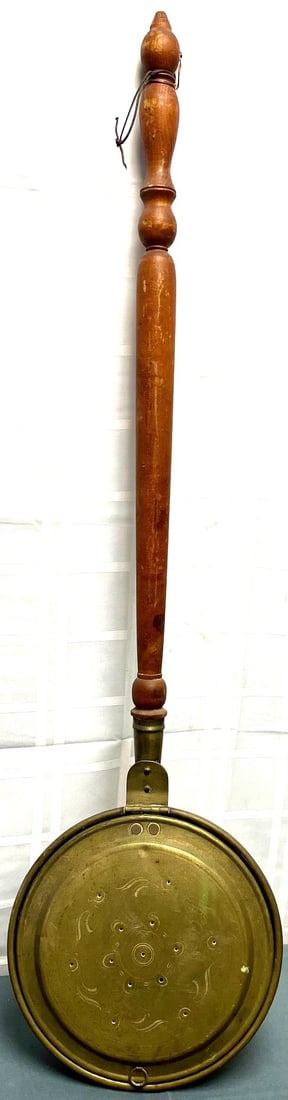 19TH C. BRASS BED WARMER WITH TURNED WOODEN HANDLE (1 of 6)