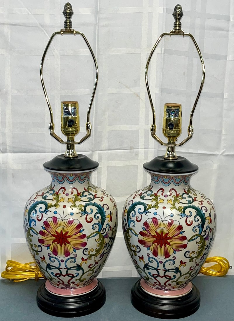MATCHED PAIR CHINESE HAND PAINTED PORCELAIN TABLE LAMPS (1 of 7)