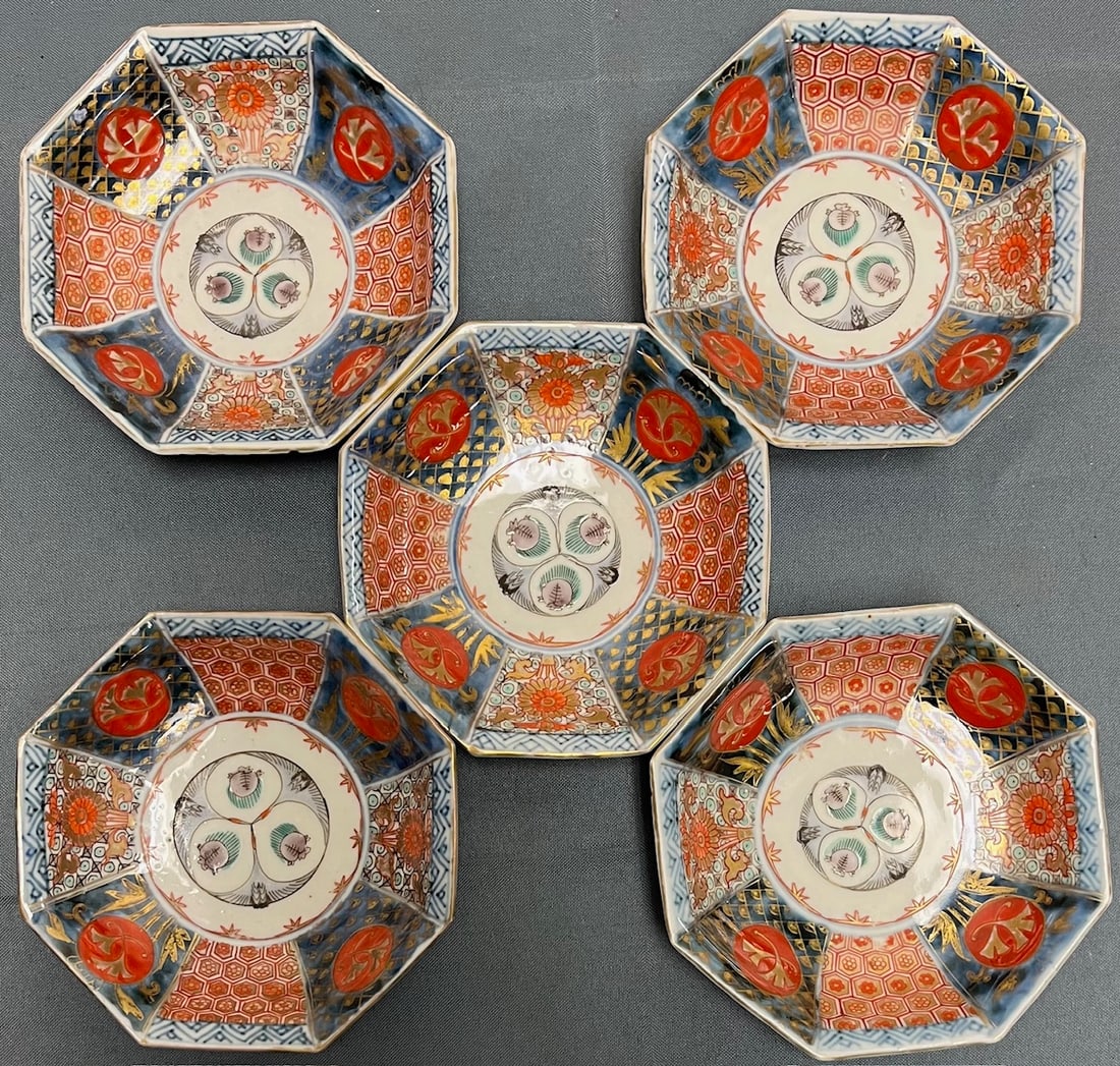 SET OF 5 ANTIQUE JAPANESE IMARI PORCELAIN OCTAGONAL SHAPED BOWLS: SET OF 5 ANTIQUE JAPANESE IMARI PORCELAIN OCTAGONAL SHAPED BOWLS - GOOD OVERALL CONDITION - MEASURE 5" IN DIAMETER - CONDITION AS SEEN IN PHOTOS PROVIDED
