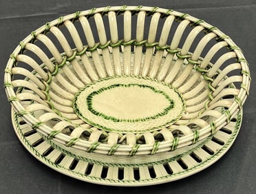 EARLY 19TH C. ENGLISH CREAMWARE BASKET WEAVE FRUIT BOWL ON UNDERPLATE