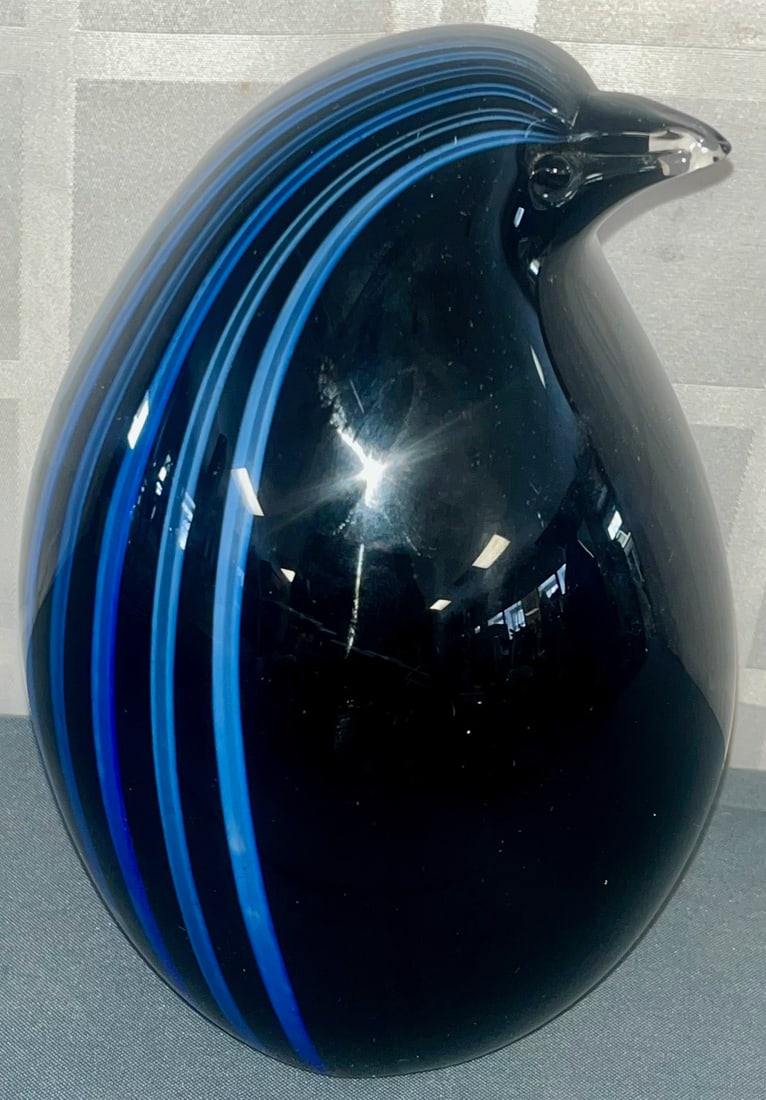 MURANO HAND BLOWN ART GLASS PENGUIN WITH BLUE & WHITE STRIPES: MURANO HAND BLOWN BLACK ART GLASS PENGUIN WITH BLUE & WHITE STRIPES - MEASURES APPROX. 8" HIGH, 5" DIAMETER - GREAT CONDITION - CONDITION AS SEEN IN PHOTOS PROVIDED