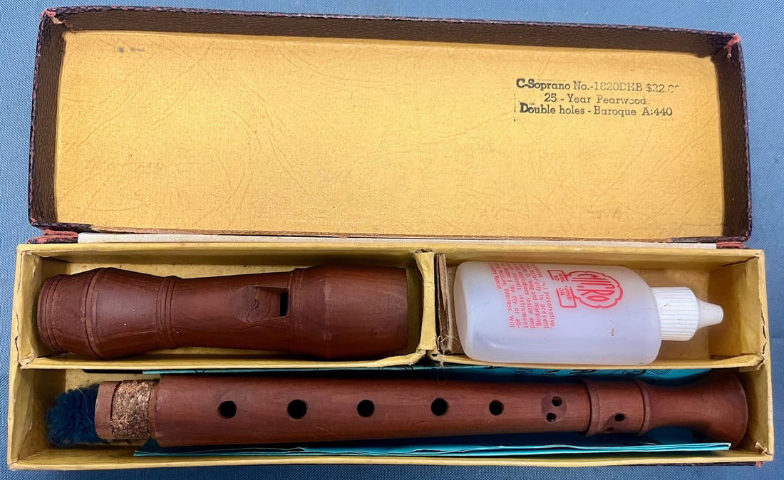 VINTAGE C-SOPRANO PEAR WOOD BAROQUE RECORDER IN ORIGINAL BOX: VINTAGE C-SOPRANO PEAR WOOD BAROQUE RECORDER IN ORIGINAL BOX - MEASURES 12 1/2" LONG - CONDITION AS SEEN IN THE PHOTOS PROVIDED