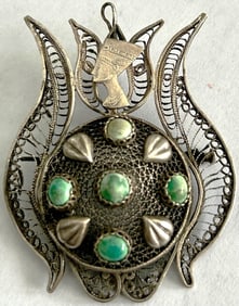 VINTAGE STERLING SILVER FILIGREE BROOCH WITH GREEN STONES, 15 GRAMS