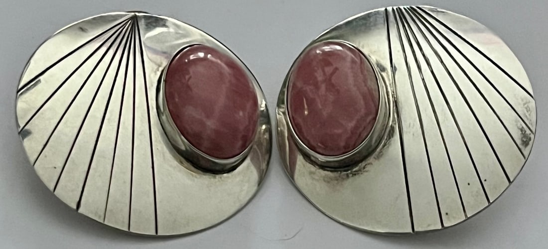 PAIR OF STERLING SILVER NATIVE AMERICAN EARRINGS WITH PINK STONE: PAIR OF STERLING SILVER NATIVE AMERICAN EARRINGS WITH A SINGLE PINK CABOCHON STONE, STAMPED STERLING AND WITH THE INITIALS G M (MAKER'S MARKS), WEIGHT 19 GRAMS, CONDITION AS SEEN IN PHOTOS PROVIDED