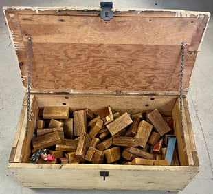 VINTAGE WOODEN CHEST FULL OF VINTAGE CHILDREN'S WOODEN BLOCKS