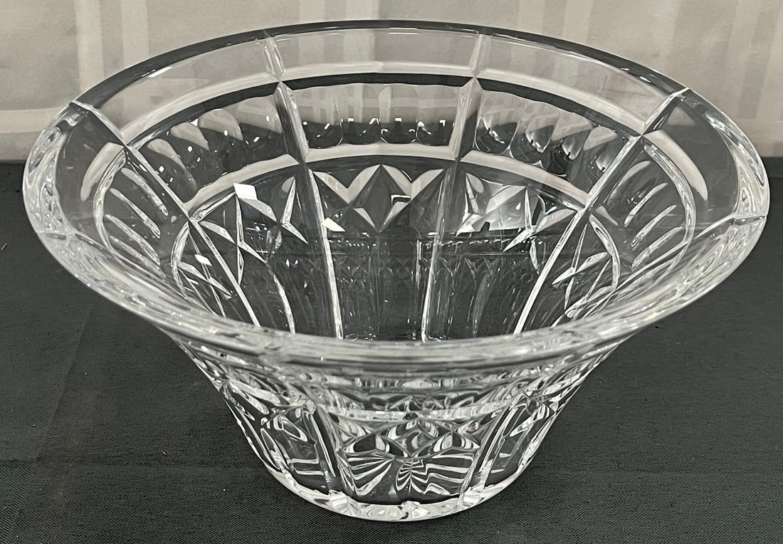 WATERFORD CRYSTAL CUT GLASS BOWL: WATERFORD CRYSTAL CUT GLASS BOWL, TOP MEASURES APPROX. 8" DIAMETER, 4" HIGH, CONDITION AS SEEN IN PHOTOS PROVIDED