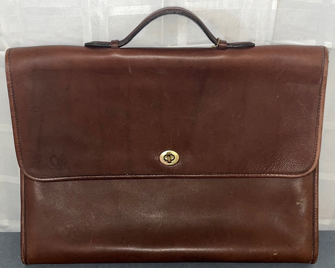 LEATHER COACH COMPUTER BAG / BRIEF CASE WITH TAGS: LEATHER COACH COMPUTER BAG / BRIEF CASE WITH ORIGINAL TAGS AND INFO, ORIGINAL LEATHER TAG INTACT, MEASURES APPROX. 15 1/2" X 12", GOOD CONDITION, CONDITION AS SEEN IN PHOTOS PROVIDED
