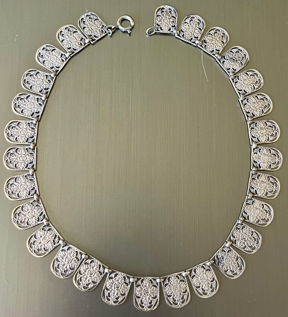 Vintage Sterling Silver Filigree Panel Necklace, Floral Rose Motif, Mid-Century European: This beautiful vintage necklace features finely crafted sterling silver panels, each adorned with an intricate openwork floral design, likely representing roses. The detailed filigree work showcases c