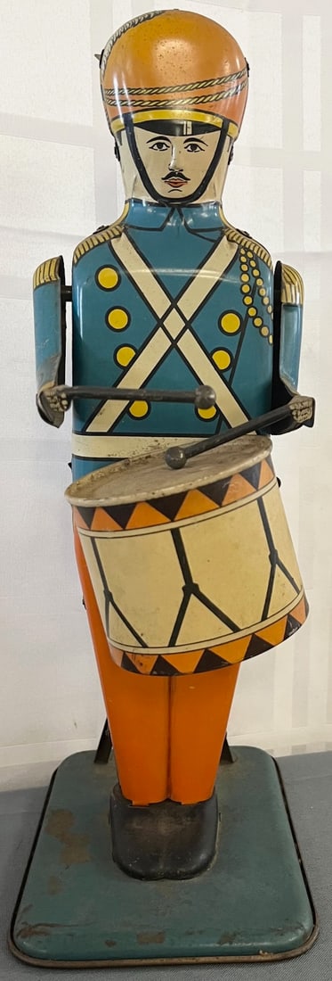 Wolverine Supply & Mfg. Co. tin litho wind-up toy, no. 27 Drum Major: Wolverine Supply & Mfg. Co. tin litho wind-up toy, no. 27 Drum Major, good overall condition and in good working order when tested, measures approx. 13 1/2" high, base 4 1/2" x 6 1/2", condition as se