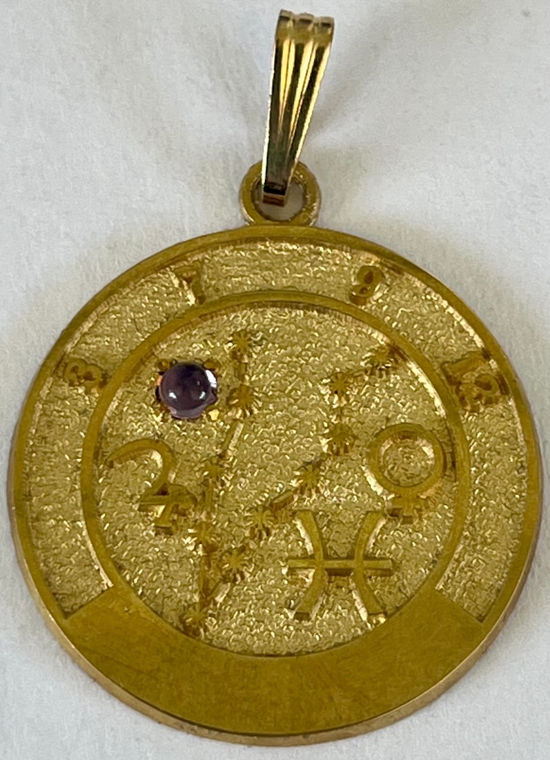 Vintage 14K Yellow Gold Pisces Pendant with Amethyst, Made in Canada, 3.57 grams: Vintage 14K Yellow Gold Pisces Pendant with Amethyst, in original box with small pamphlet, Made in Canada, 3.57 grams, measures approx. 7/8" diameter