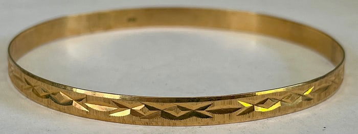 Solid 18k Brite Cut Yellow Gold Bangle Bracelet, Stamped 18k, 2 5/8" diameter, 7.91 grams