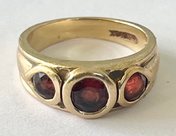 10K Yellow Gold Ring with 3 faceted Orange / Red Stones, Stamped 10k, size 5.25, 4.56 grams