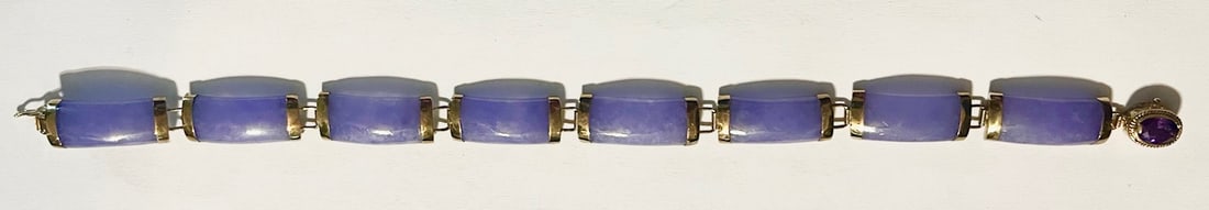14K Yellow Gold Lavender Jade Bracelet with Amethyst Cabochon Clasp, 15.63 grams: 14K Yellow Gold Lavender Jade Bracelet with Amethyst Cabochon Clasp, stamped and tested 14K Gold, measures approx. 8 3/8" long, 15.63 grams all inclusive, condition as seen in photos provided