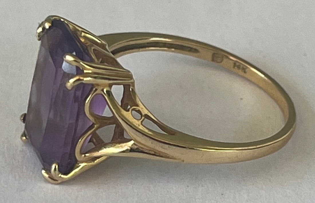 14K Yellow Gold & Amethyst Ring, Large Emerld Cut Amethyst, Size 8, 3.32 Grams: 14K Yellow Gold & Amethyst Ring, Single Large Emerld Cut Amethyst Cabochon, Size 8, 3.32 Grams all inclusive, condition as seen in photos provided