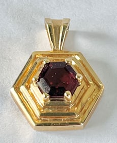 10K Yellow Gold & Hexagonal Garnet Pendant, 3/4" H, 3.1 Grams