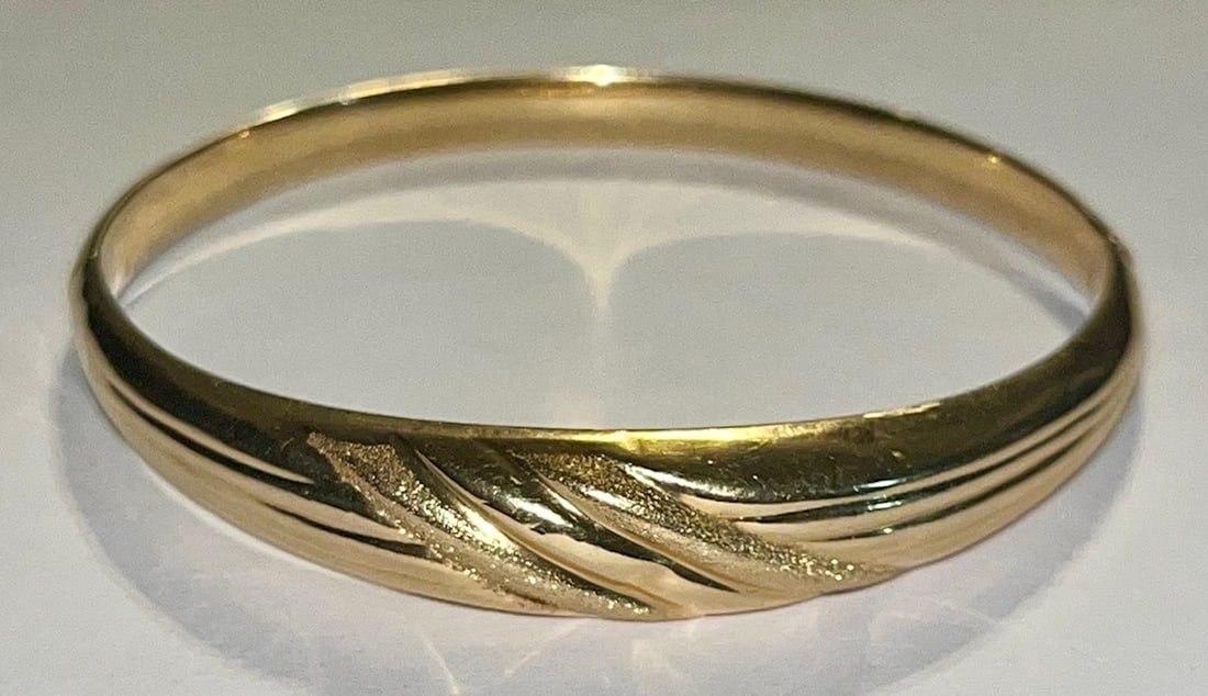 14K Yellow Gold Hinged Bangle Bracelet, 8.45 Grams, 2.5" Diameter: 14K Yellow Gold Hinged Bangle Bracelet, 8.45 Grams, 2.5" Diameter, tested 14K, condition as seen in photos provided