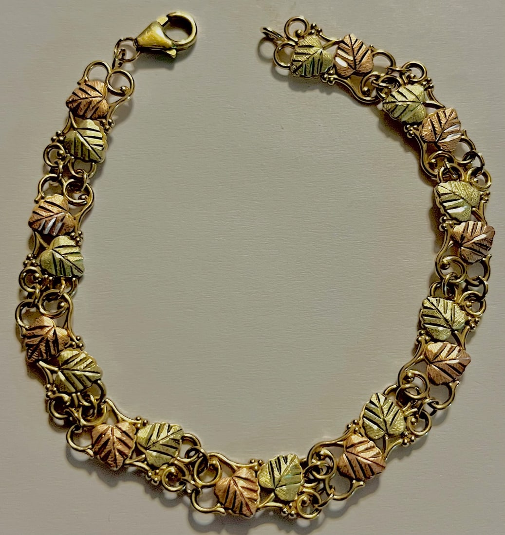 Vintage 10K Yellow Gold Bracelet with Heart Shaped Leaves, 8.96 grams: Vintage 10K Yellow Gold Bracelet with Heart Shaped Leaves, 8.96 grams, stamped and tested 10K, measures approx. 7 3/4" long, condition as seen in photos provided