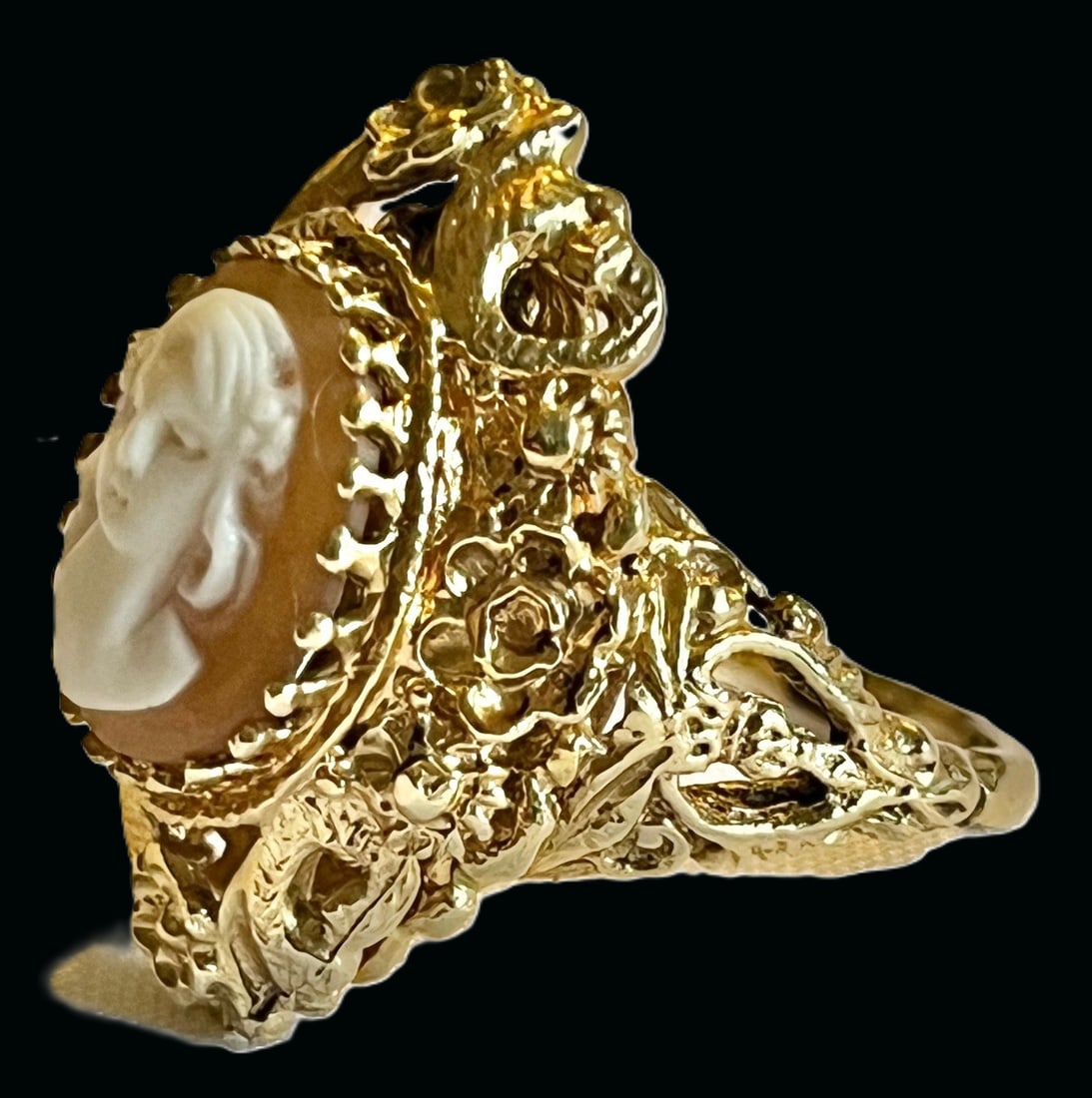 14K YELLOW GOLD CAMEO RING, 8.77 G, SIZE 6.5 - 7