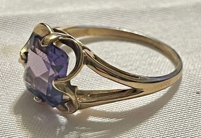 10K YELLOW GOLD AND AMETHYST RING, 2.57 G, SIZE 6.5