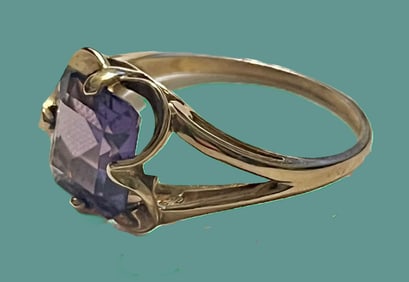 10K YELLOW GOLD AND AMETHYST RING, 2.57 G, SIZE 6.5