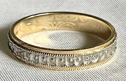 14K YELLOW & WHITE GOLD WEDDING BAND, 2.77 G, SIZE 8-8.5