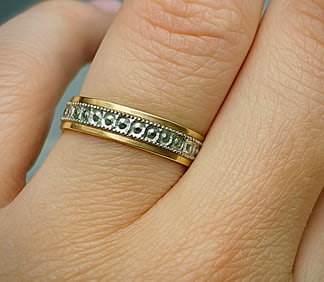 14K YELLOW & WHITE GOLD WEDDING BAND, 2.77 G, SIZE 8-8.5