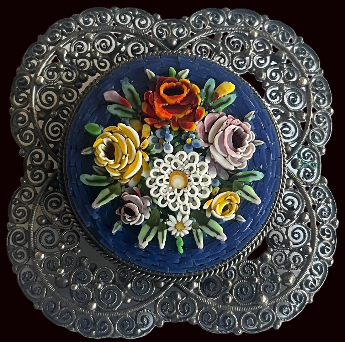 VINTAGE ITALIAN MICRO-MOSAIC 800 SILVER FILIGREE FLORAL BROOCH: VINTAGE ITALIAN MICRO-MOSAIC 800 SILVER FILIGREE FLORAL BROOCH, TOTAL WEIGHT 17.55 GRAMS, MARKED 800 (800 / 1000 PARTS SILVER), MEASURES APPROX. 1 3/4" 'SQUARE'