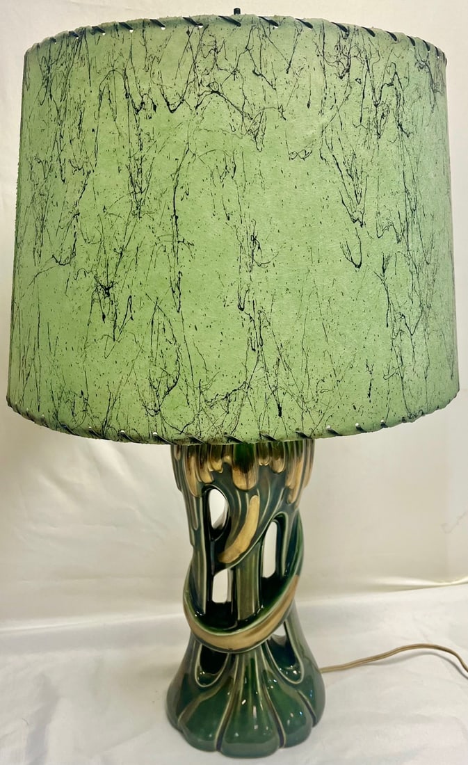 Mid-Century Modern Green Ceramic Table Lamp with Spun Fiberglass Shade: Mid-Century Modern Green Ceramic Table Lamp with Spun Fiberglass Shade, A sculptural Mid-Century Modern table lamp, featuring a glossy dark green ceramic base with flowing, pierced openwork inspired b