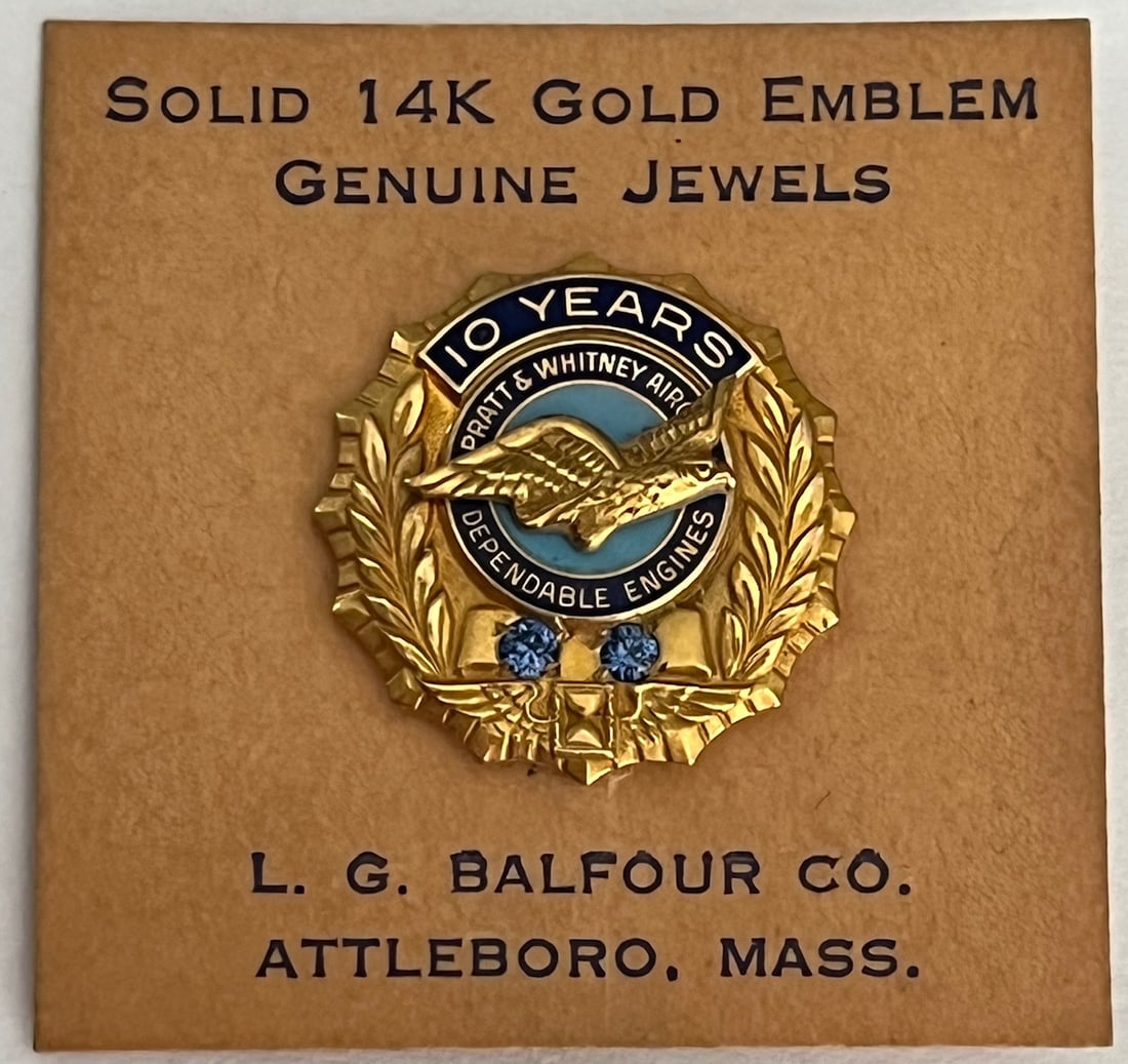 14K YELLOW GOLD 10 YEAR PRATT & WHITNEY AIRCRAFT PIN, 4.11 GRAMS: 14K YELLOW GOLD 10 YEAR PRATT & WHITNEY AIRCRAFT PIN IN ORIGINAL LEATHER FOLDING POUCH, 4.11 GRAMS, STAMPED ON REVERSE "LGB / 14K", MEASURES APPROX. 11/16" DIAMETER